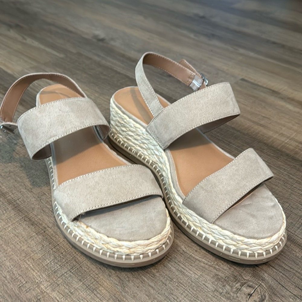 Universal Thread platform sandals